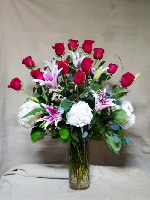 1 Dozen Roses, lilies and hydrangeas